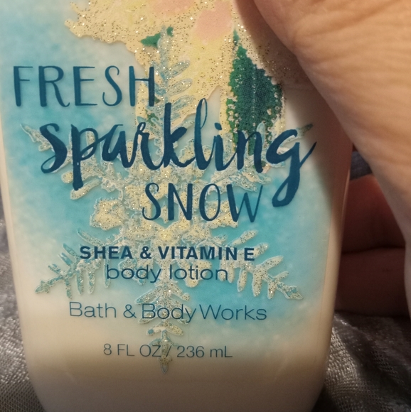 FREE GIFT ($30+) Bath & Body Works Fresh Sparkling Snow Body lotion - Picture 2 of 3